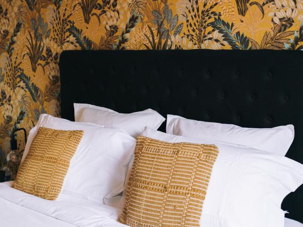 Hôtel Le Boeuf Couronné Chartres - Logis Hotels : photo 1 de la chambre chambre double confort - vue sur cathédrale