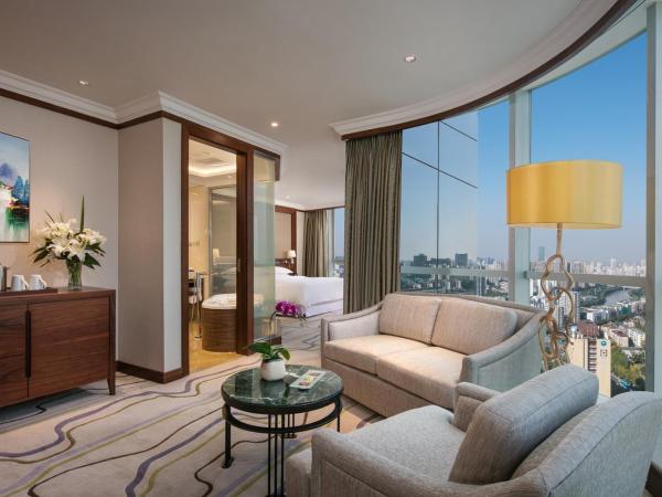 Sheraton Nanjing Kingsley Hotel & Towers : photo 6 de la chambre suite panaroma towers avec 1 lit king-size - accès au salon tower