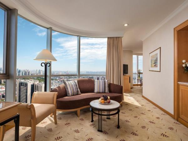 Sheraton Nanjing Kingsley Hotel & Towers : photo 5 de la chambre suite panaroma avec 1 lit king-size et accès au salon tour