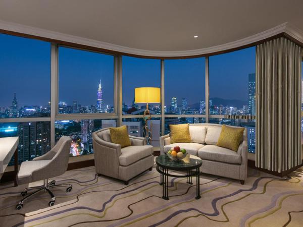 Sheraton Nanjing Kingsley Hotel & Towers : photo 7 de la chambre suite exécutive towers avec 1 lit king-size - accès au salon tower