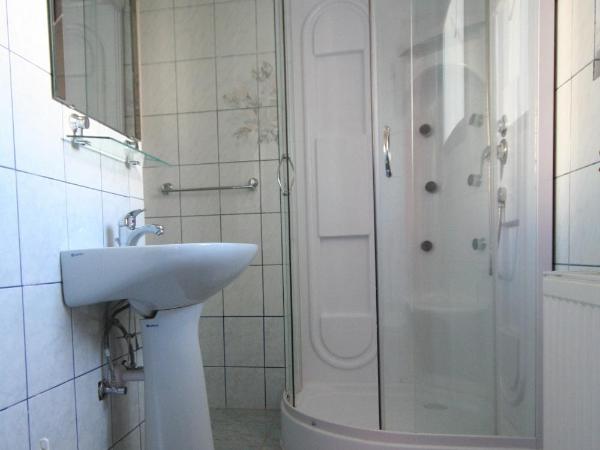 Napfény villa : photo 1 de la chambre chambre triple avec salle de bains privative
