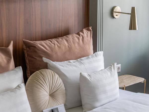 Queen's Court Hotel & Residence : photo 3 de la chambre chambre double avec lit king-size