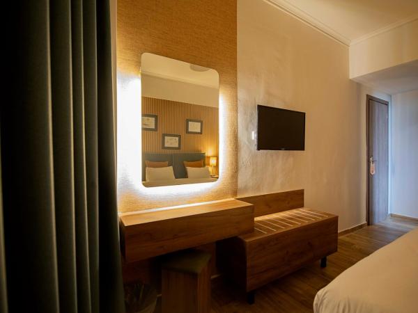 FALIREON HOTEL : photo 5 de la chambre chambre double ou lits jumeaux - vue partielle sur mer