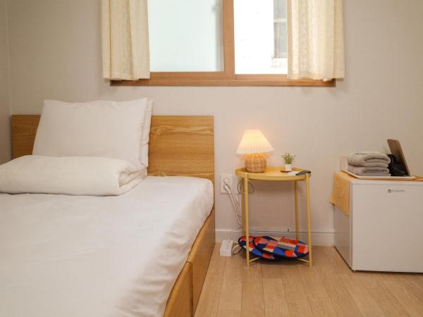 Starria Hostel foreign guest only : photo 2 de la chambre chambre double