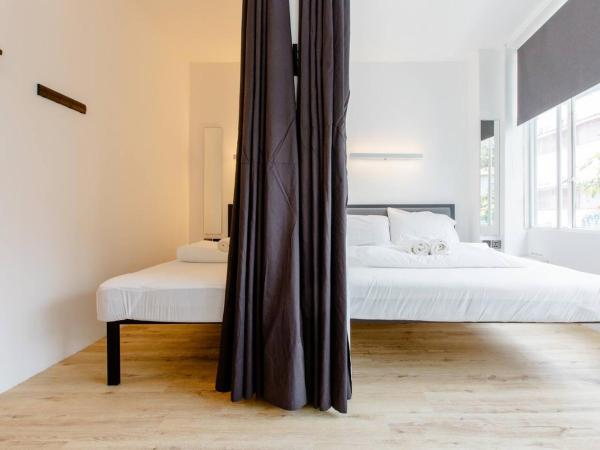 RadZone Hostel : photo 4 de la chambre lit simple avec salle de bains commune