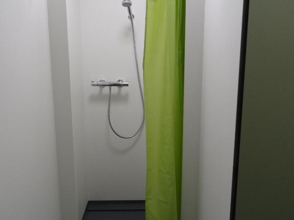 Chalet Hostel @ Backpackers Villa Interlaken : photo 2 de la chambre lit simple dans dortoir mixte de 7 lits avec salle de bains commune