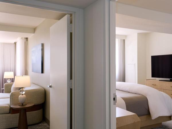 The Westin Los Angeles Airport : photo 4 de la chambre suite d'angle deluxe plus spacieuse avec 1 lit king-size