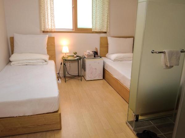 Starria Hostel foreign guest only : photo 2 de la chambre chambre lits jumeaux