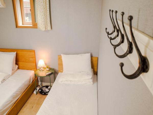 Starria Hostel foreign guest only : photo 5 de la chambre chambre triple