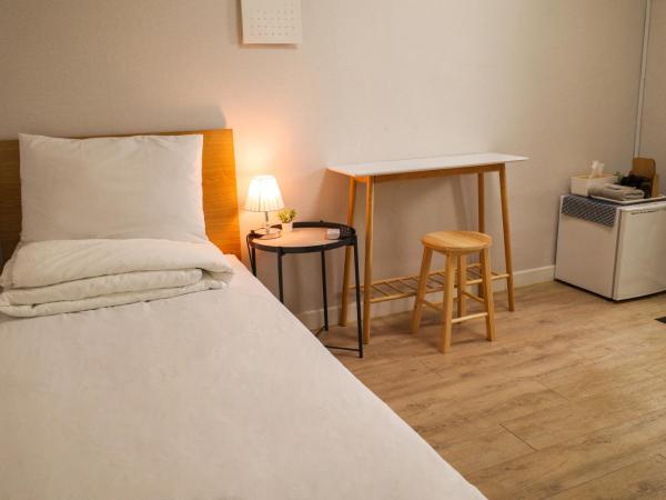 Starria Hostel foreign guest only : photo 2 de la chambre chambre simple sans fenêtre