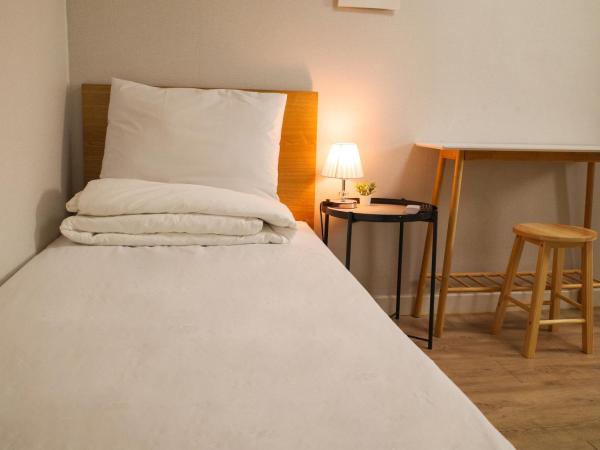 Starria Hostel foreign guest only : photo 3 de la chambre chambre simple sans fenêtre