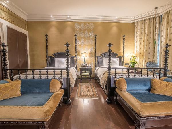 Fairmont Jaipur : photo 2 de la chambre fairmont gold twin room cocktail hours at club lounge, butler on call,complimentary 02 pint of beer per room per stay, 20% off on spa,f&b and laundry, evening rituals shaam-e-khaas, happy hours ( buy 1 get 1) at anjum bar on selected beverages.