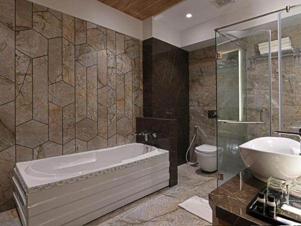 Hotel Suba Star Ahmedabad : photo 2 de la chambre suite with hot tub (10% off on laundry, 10% off on f&b, complimentary drivers accommodation)