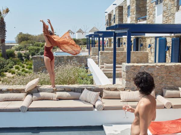Mykonos Theoxenia, a member of Design Hotels : photo 4 de la chambre suite premium avec piscine privée - vue sur jardin