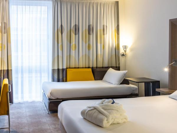 Novotel Leeds Centre : photo 7 de la chambre chambre exécutive avec lit queen-size et canapé