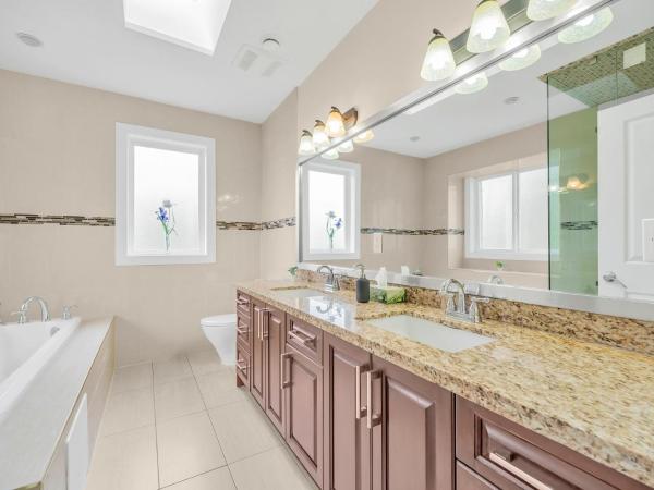 Luxurious Getaway in Vancouver-Private room with attached bathroom : photo 3 de la chambre chambre double ou lits jumeaux avec salle de bains privative