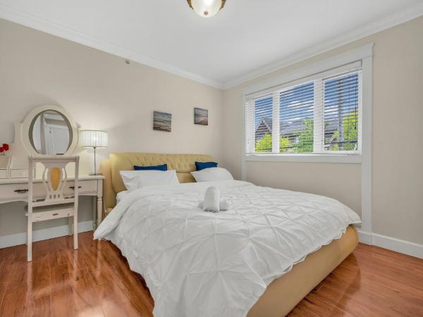 Luxurious Getaway in Vancouver-Private room with attached bathroom : photo 1 de la chambre chambre double ou lits jumeaux avec salle de bains privative