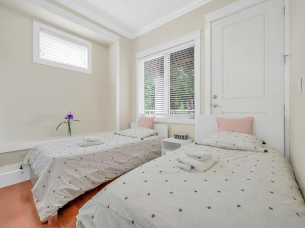 Luxurious Getaway in Vancouver-Private room with attached bathroom : photo 1 de la chambre chambre double ou lits jumeaux avec salle de bains privative