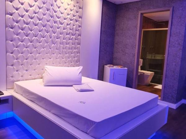 Motel Fantasy 3 (Adult Only) : photo 7 de la chambre suite lit queen-size avec baignoire spa