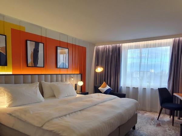 voco Dusseldorf Seestern, an IHG Hotel : photo 10 de la chambre chambre king standard avec vue sur ville