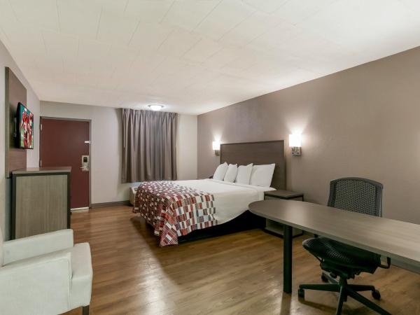 Red Roof Inn Baltimore : photo 2 de la chambre chambre lit king-size standard - non-fumeurs