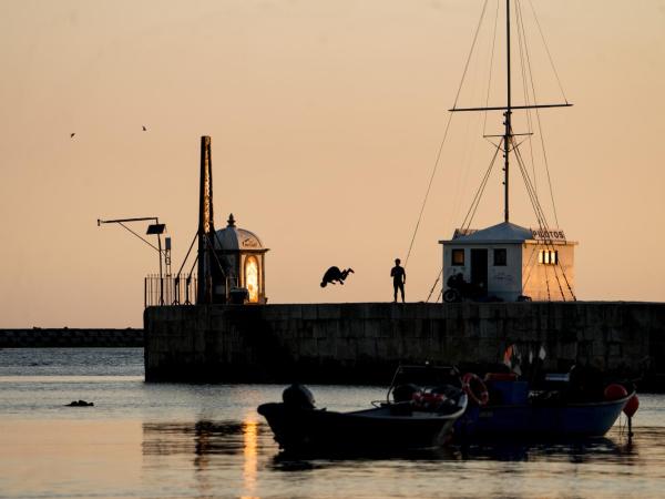 Seaside Elegance and Tranquility: Your Luxurious Porto Getaway : photo 4 de la chambre suite lit king-size avec balcon