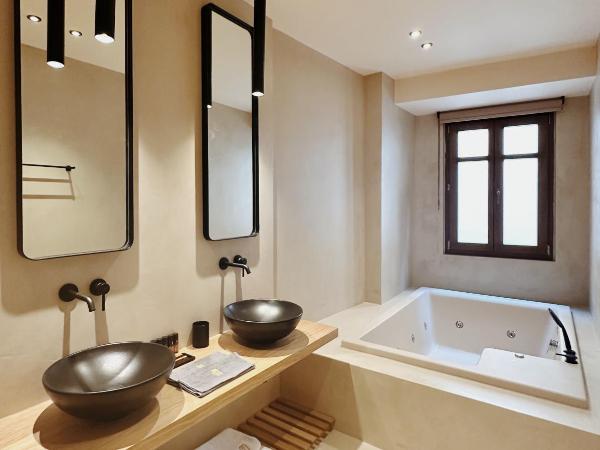 Monastery Estate Venetian Harbor : photo 1 de la chambre suite design avec bain à remous intérieur - bâtiment opposé
