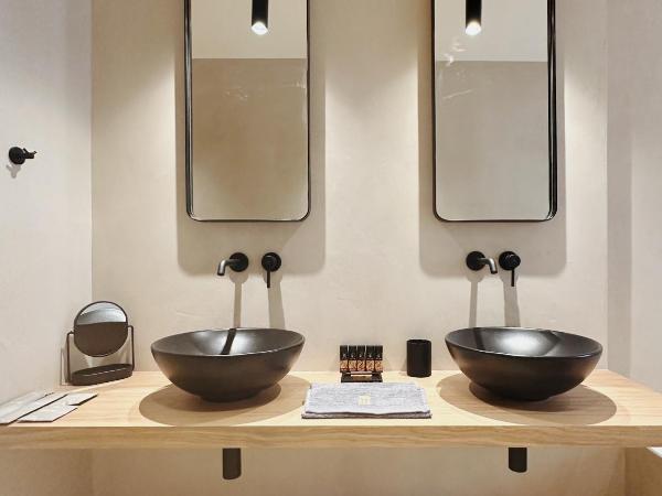 Monastery Estate Venetian Harbor : photo 2 de la chambre suite design avec bain à remous intérieur - bâtiment opposé