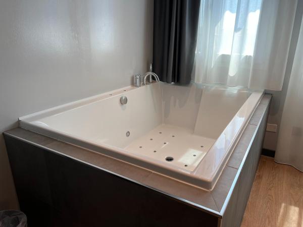 Hotel Leonessa : photo 4 de la chambre suite deluxe avec baignoire spa