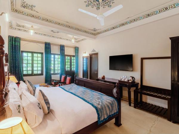 Panna Vilas - A Lake Facing Boutique Hotel : photo 7 de la chambre chambre lit king-size - vue sur lac
