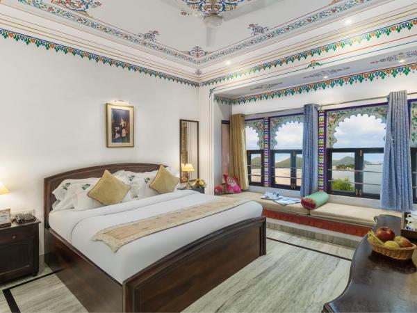 Panna Vilas - A Lake Facing Boutique Hotel : photo 4 de la chambre chambre lit king-size - vue sur lac