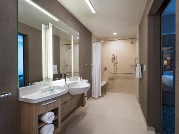 SpringHill Suites by Marriott Dallas Richardson/University Area : photo 2 de la chambre king suite with sofa bed and trundle bed - hearing accessible