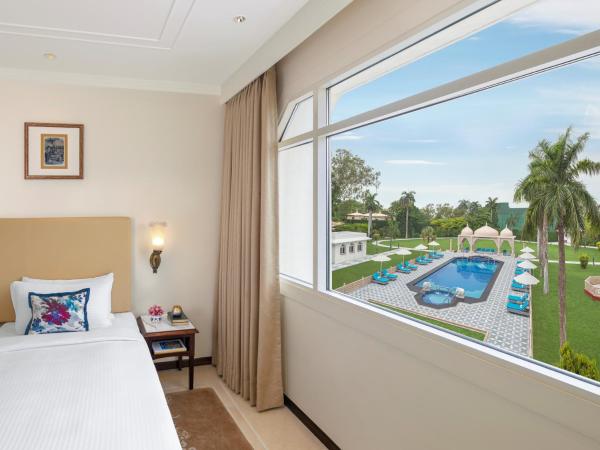 Tajview, Agra-IHCL SeleQtions : photo 1 de la chambre deluxe room pool view king bed