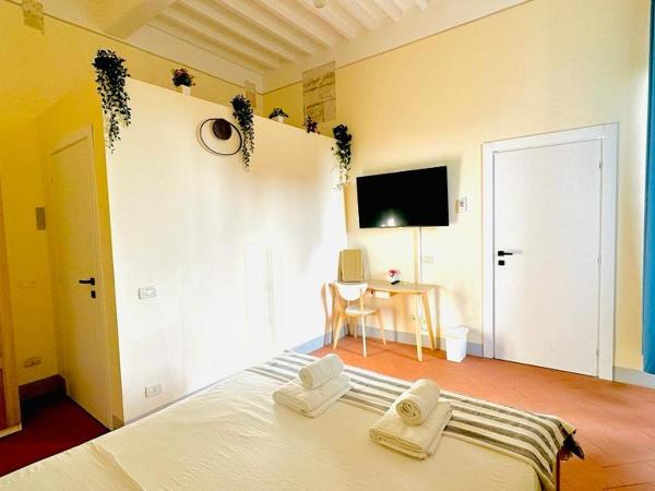 B&B - Residenza d'epoca Piazza Cairoli : photo 3 de la chambre chambre lit king-size - vue sur lac