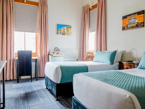 The Cambridge Hotel : photo 3 de la chambre chambre triple avec salle de bains privative