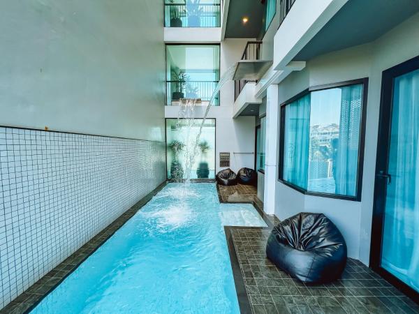 Ratri Hotel Phuket Old Town : photo 6 de la chambre hébergement lit king-size de luxe avec accès à la piscine 
