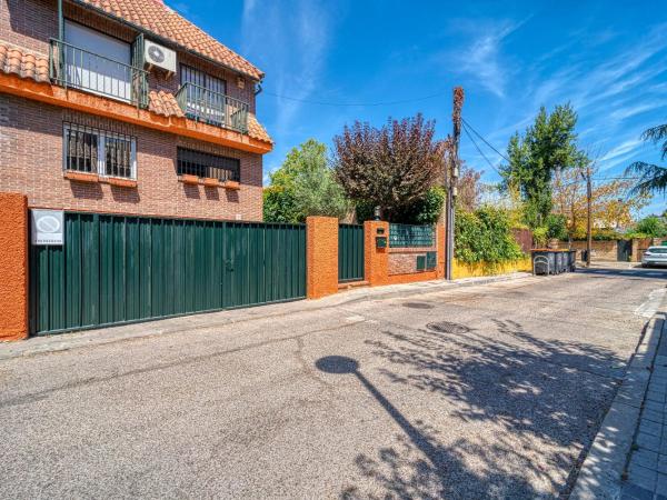 Casa Cafe Madrid (El plantio) Calle segundo anca 11 madrid 28023 : photo 5 de la chambre chambre familiale avec terrasse