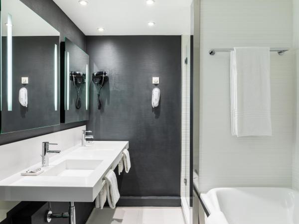 AC Hotel by Marriott Nice : photo 2 de la chambre junior suite avec vue sur mer partielle