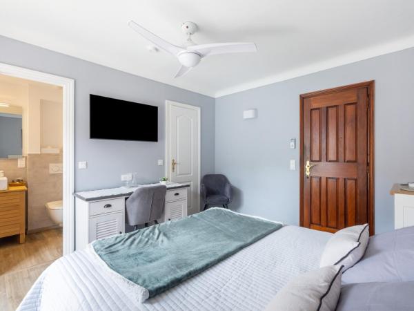 Chambres d'Hotes Les Amandiers : photo 3 de la chambre chambre double - vue sur jardin