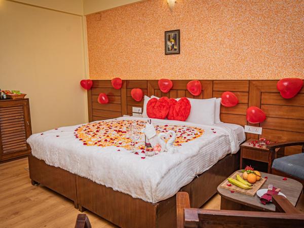 Hotel Crown Himalayas : photo 2 de la chambre suite lit queen-size deluxe