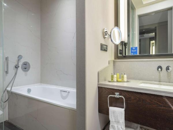 Hilton Istanbul Bakirkoy : photo 4 de la chambre chambre lit king-size - vue sur mer