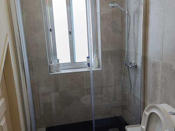 Guesthouse Monsanto : photo 10 de la chambre chambre double avec salle de bains commune et vue sur lac