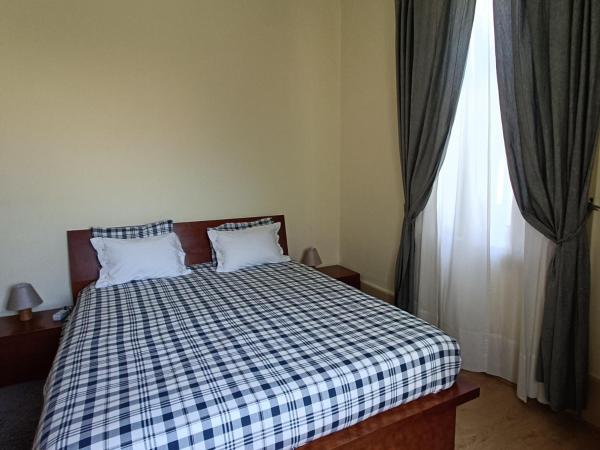 Guesthouse Monsanto : photo 7 de la chambre chambre double avec salle de bains commune et vue sur lac