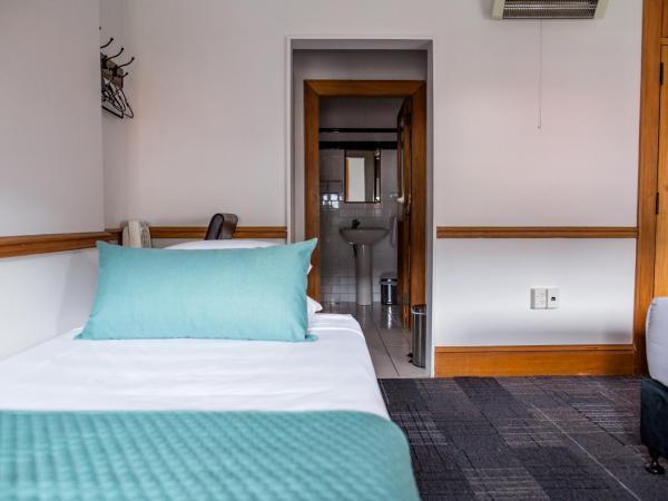 The Cambridge Hotel : photo 7 de la chambre chambre triple avec salle de bains privative