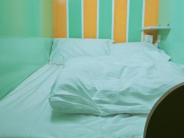 Ruby Star Hostel Dubai loft Bed Partition G : photo 4 de la chambre chambre double ou lits jumeaux avec salle de bains commune