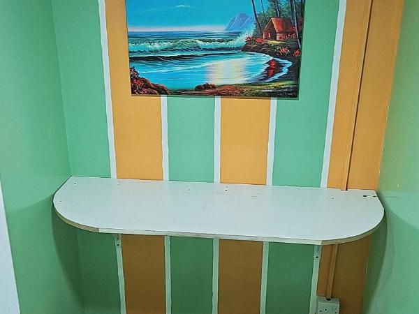 Ruby Star Hostel Dubai loft Bed Partition G : photo 10 de la chambre chambre double ou lits jumeaux avec salle de bains commune