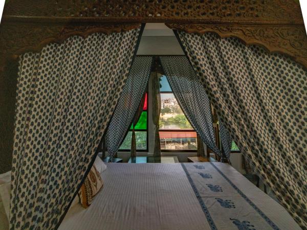 Soham Haveli Udaipur : photo 2 de la chambre chambre lit king-size - vue sur lac
