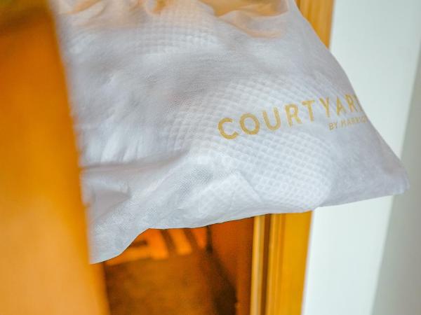 Courtyard by Marriott Gurugram Downtown : photo 2 de la chambre premier king room – 2 pieces pressing, 15% discount on food and beverages, early check-in, wi-fi