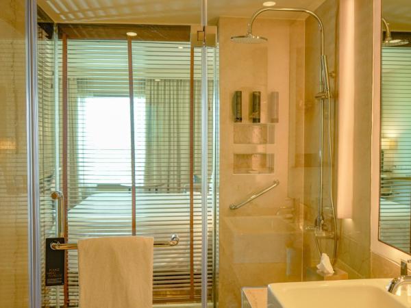 Courtyard by Marriott Gurugram Downtown : photo 10 de la chambre premier king room – 2 pieces pressing, 15% discount on food and beverages, early check-in, wi-fi