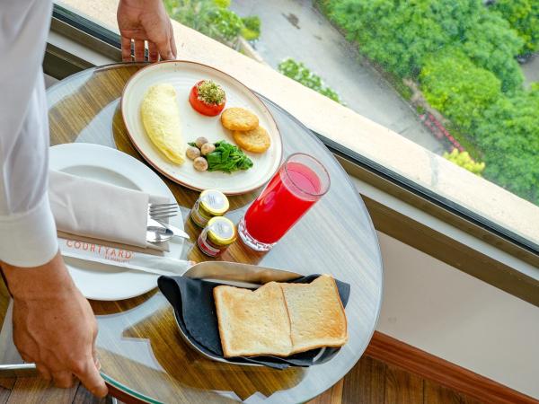 Courtyard by Marriott Gurugram Downtown : photo 8 de la chambre premier king room – 2 pieces pressing, 15% discount on food and beverages, early check-in, wi-fi